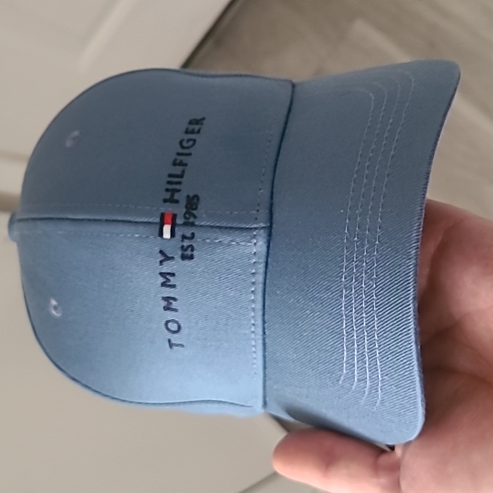 NWOT : Tommy Hilfiger strapback hat